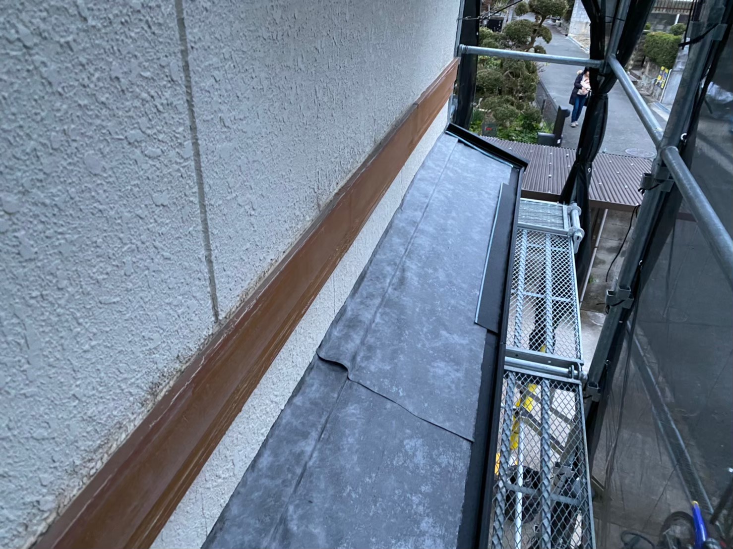 下屋根の作業開始で防水紙設置